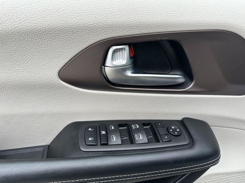 Used 2023 Chrysler Voyager LX FWD image 18