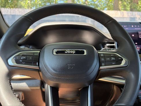 Used 2025 Jeep Compass Limited AWD/4WD image 29