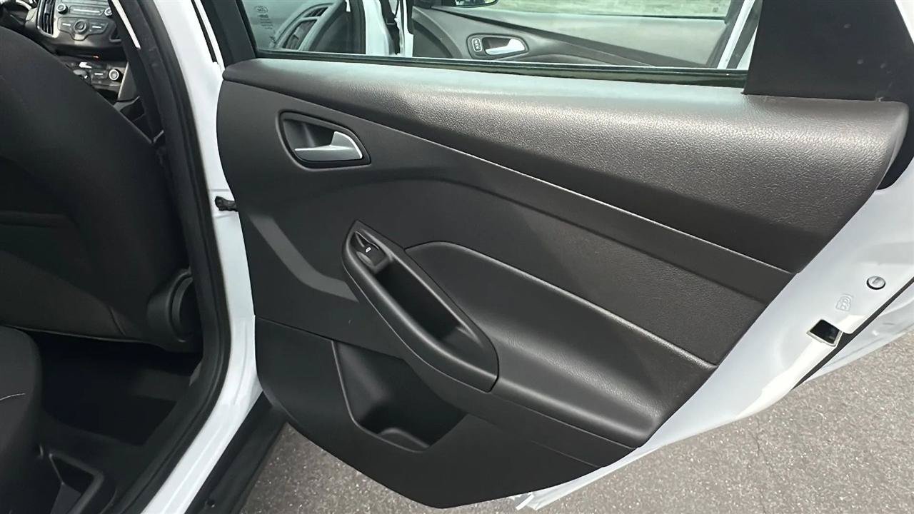 Used 2018 Ford Focus SE w/ SE Appearance Package FWD image 29