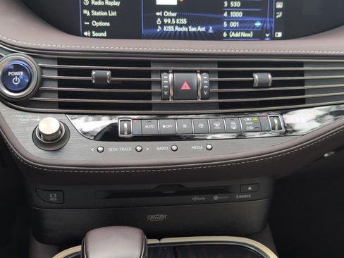 Used 2019 Lexus LS 500h RWD image 13