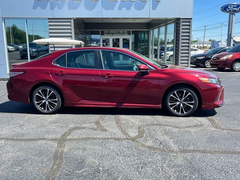 Used 2018 Toyota Camry SE w/ Moonroof Package FWD image 4