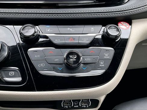 Certified 2024 Chrysler Pacifica Select image 18