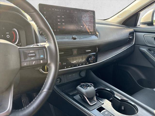 Used 2025 Nissan Rogue Platinum FWD image 16