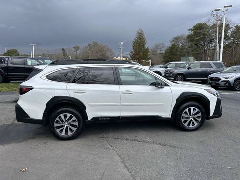 Used 2025 Subaru Outback Premium AWD/4WD image 2