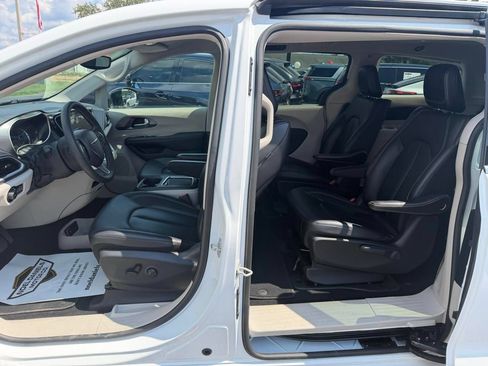 Used 2024 Chrysler Pacifica Limited FWD image 17