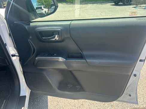 Used 2019 Toyota Tacoma TRD Off-Road w/ Technology Package AWD/4WD image 16