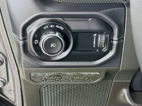 Used 2025 Jeep Wrangler Unlimited Rubicon AWD/4WD image 12