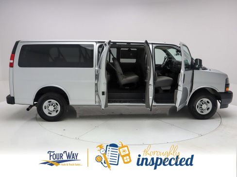 Used 2019 Chevrolet Express 3500 LS RWD image 3