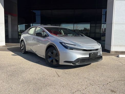 New 2026 Toyota Prius LE image 2