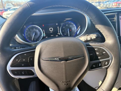 Used 2024 Chrysler Pacifica Touring-L image 15