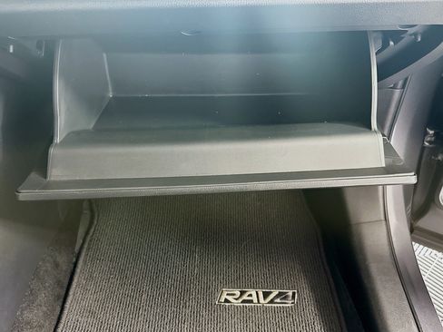 Certified 2025 Toyota RAV4 LE FWD image 31