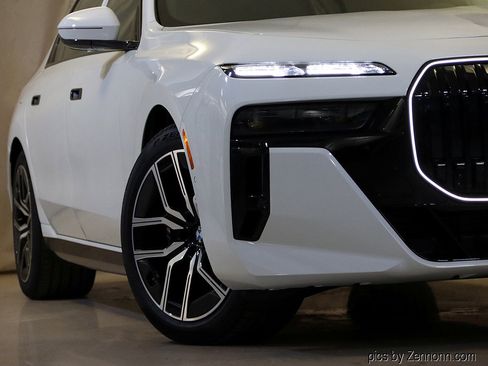 Used 2025 BMW 740i xDrive w/ Executive Package image 4