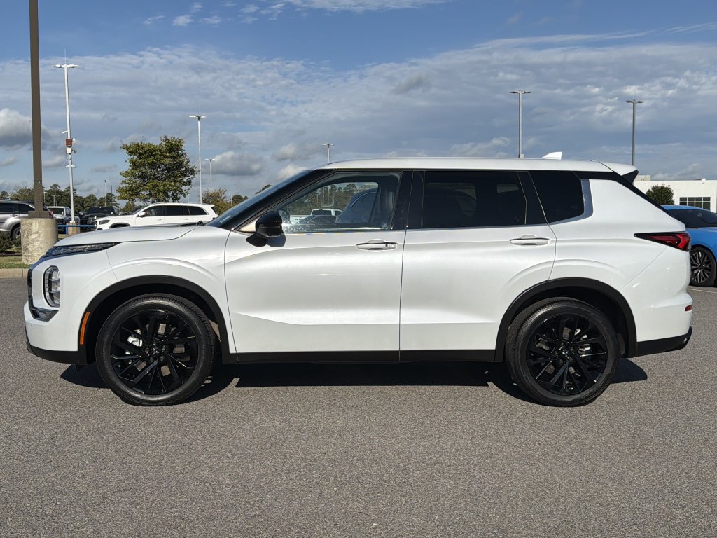 Used 2024 Mitsubishi Outlander SE Black Edition FWD image 2
