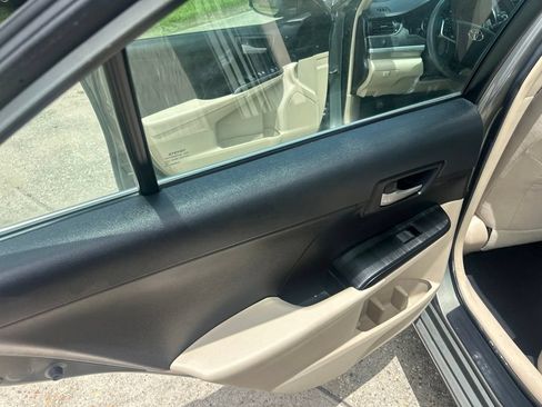 Used 2014 Toyota Camry LE FWD image 9
