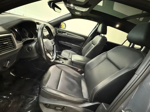 Used 2020 Volkswagen Atlas Cross Sport SE w/ Panoramic Sunroof Package FWD image 18