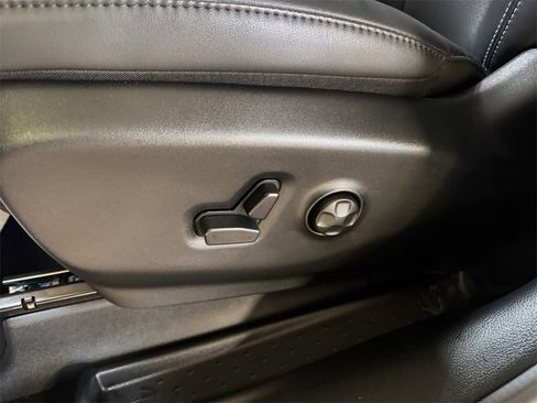 Used 2025 Chrysler Pacifica Select w/ Uconnect Theater Family Group image 13