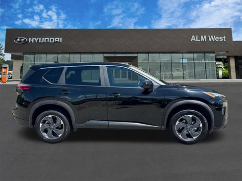 Used 2025 Nissan Rogue SV FWD image 4