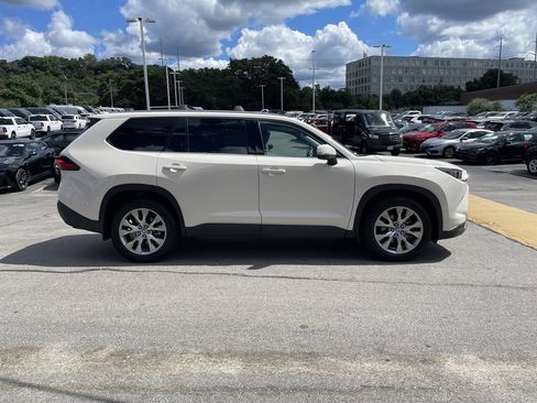 Certified 2024 Toyota Grand Highlander AWD image 7