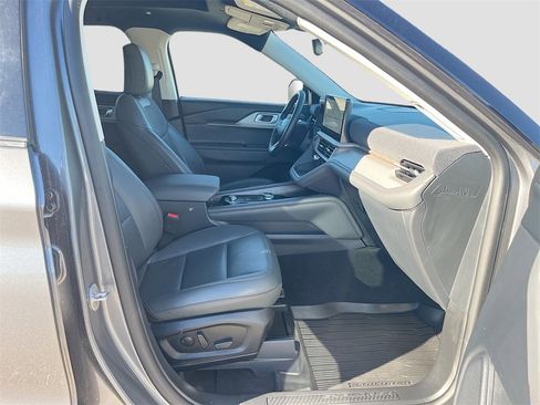 Used 2025 Ford Explorer Active w/ Active Comfort Package image 31