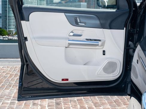 Used 2025 Mercedes-Benz GLA 250 image 11