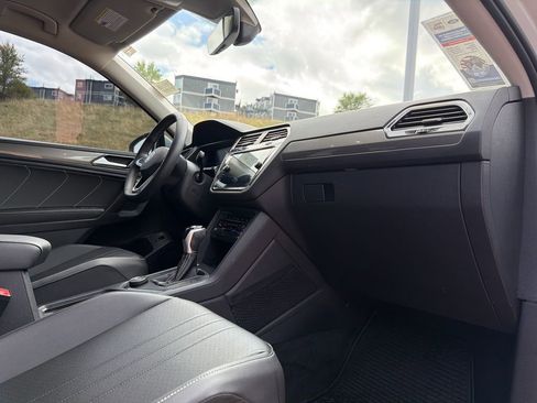 Used 2022 Volkswagen Tiguan SE AWD/4WD image 35