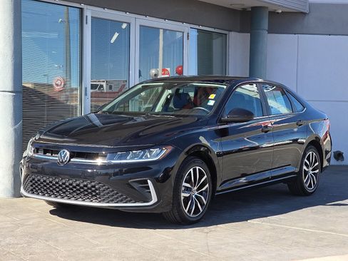 Used 2025 Volkswagen Jetta SE image 2