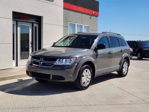 Used 2019 Dodge Journey SE FWD image 2