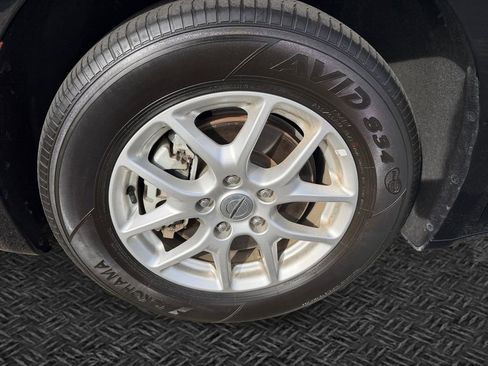 Used 2024 Chrysler Pacifica Touring-L FWD image 11