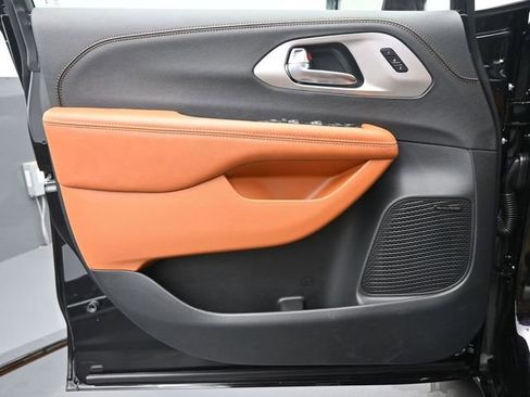 New 2026 Chrysler Pacifica Pinnacle image 12