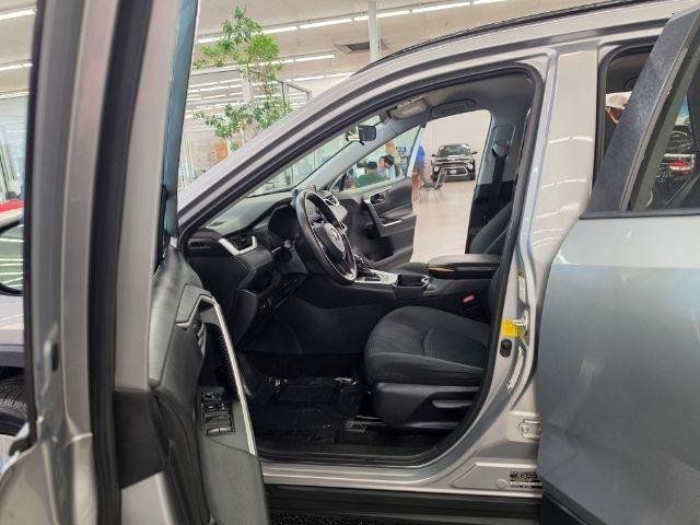Used 2019 Toyota RAV4 LE w/ Carpet Mat Package FWD image 31