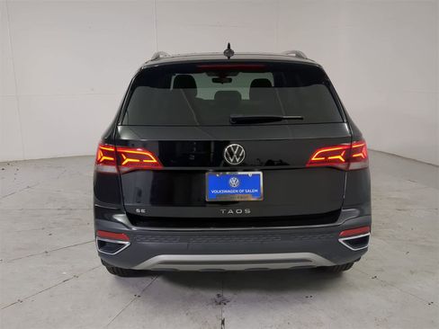 Certified 2023 Volkswagen Taos SE image 5