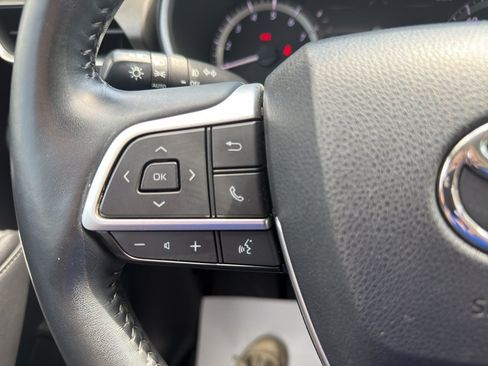 Used 2023 Toyota Highlander XLE AWD/4WD image 16