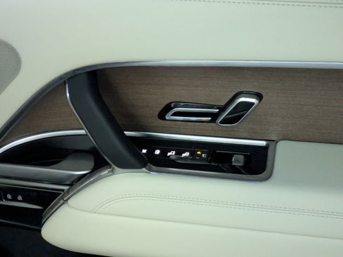 Used 2023 Land Rover Range Rover SE image 15