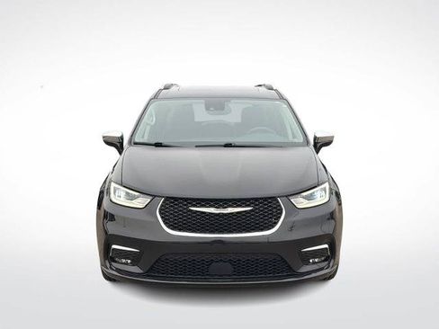 Used 2021 Chrysler Pacifica Limited w/ Uconnect Theater Family Group AWD/4WD image 3