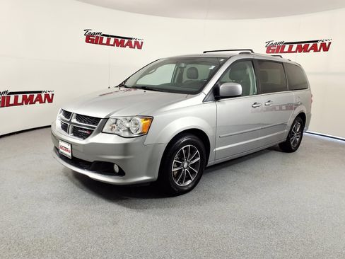 Used 2017 Dodge Grand Caravan SXT FWD image 3