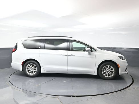 Used 2022 Chrysler Pacifica Touring-L FWD image 3