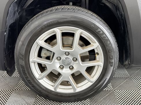 Used 2020 Jeep Renegade Latitude w/ Cold Weather Group image 37