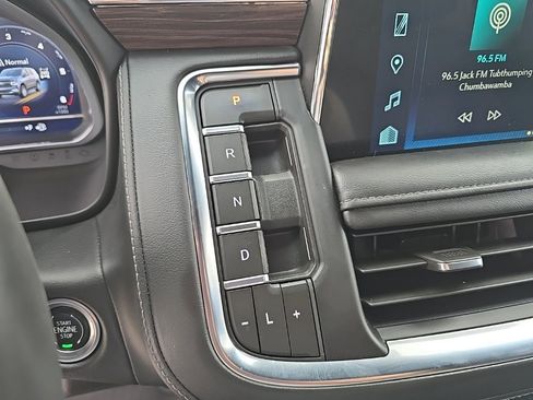 Used 2023 Chevrolet Suburban LT image 16