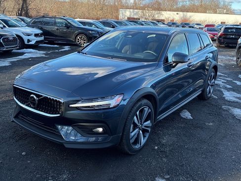 Used 2025 Volvo V60 B5 Cross Country Plus image 1