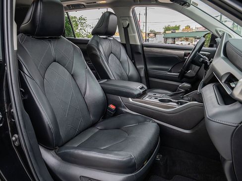 Used 2022 Toyota Highlander Platinum FWD image 21