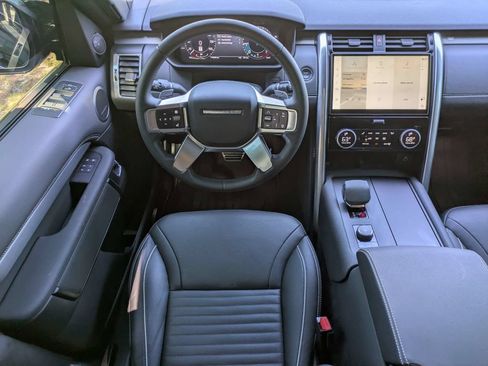 Used 2024 Land Rover Discovery Dynamic SE AWD/4WD image 16