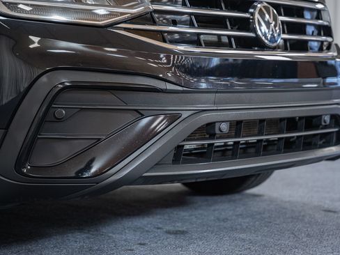 Used 2022 Volkswagen Tiguan SE w/ Panoramic Sunroof Package FWD image 14