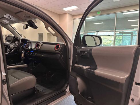 Used 2021 Toyota Tacoma SR5 AWD/4WD image 26