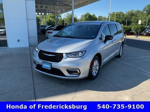 Used 2024 Chrysler Pacifica Touring-L FWD image 2
