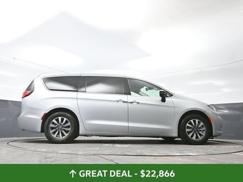 Used 2024 Chrysler Pacifica Limited FWD image 51