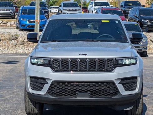 Used 2025 Jeep Grand Cherokee Altitude AWD/4WD image 2