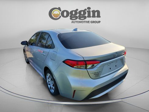 Used 2022 Toyota Corolla LE FWD image 2