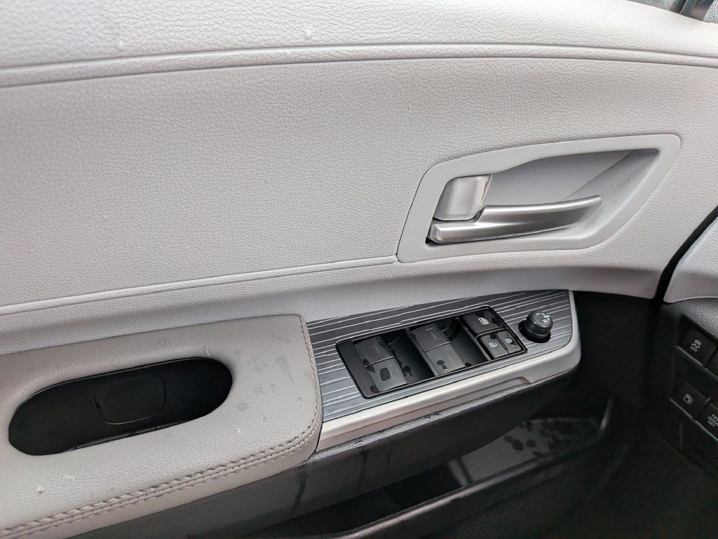 Used 2026 Toyota Sienna XLE FWD image 30