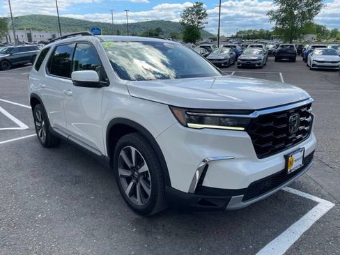 Used 2023 Honda Pilot Touring image 6