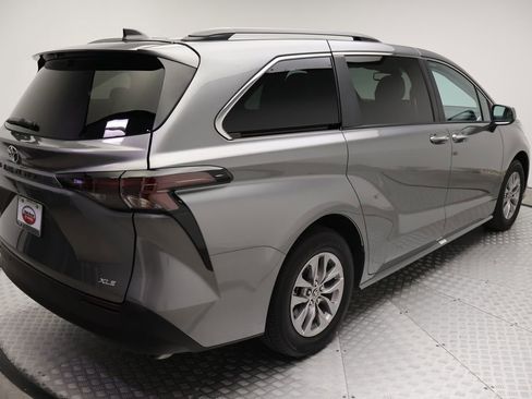 Used 2026 Toyota Sienna XLE FWD image 8